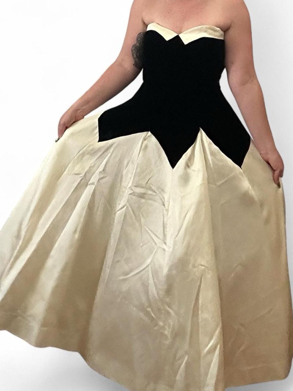 Elegant Black and White Vintage Strapless Gown